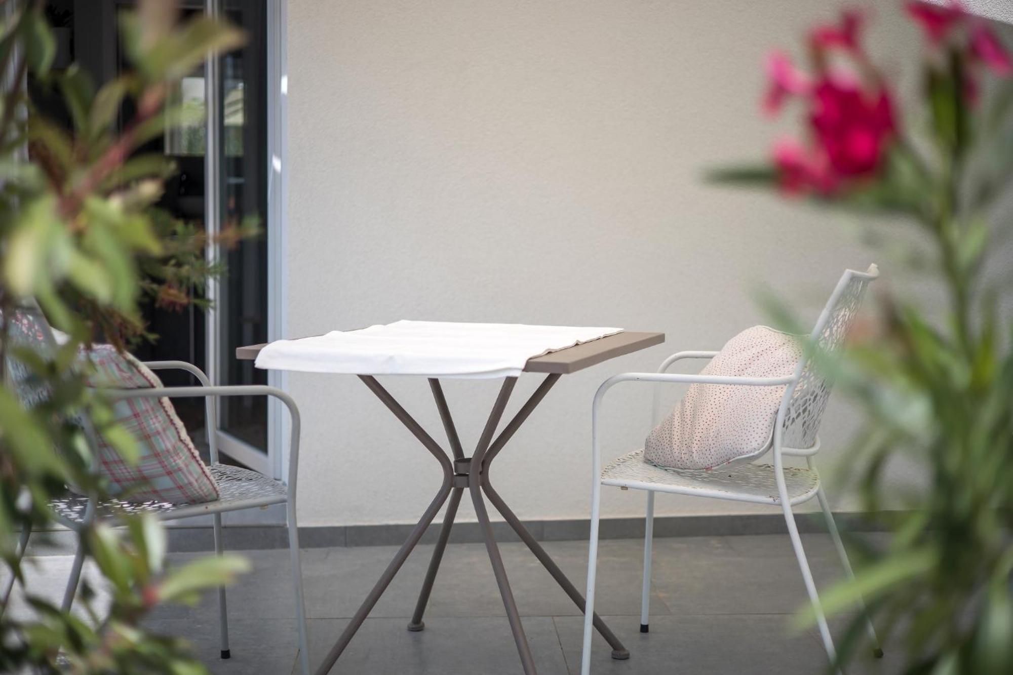 Studio Apartments Yucca, 2-Min To The Beach And 5 To Trogir Exterior foto